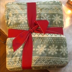 Festive Green Snowflake Throw Blanket with Red Ribbon